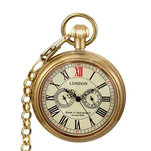 Vista de primer plano del reloj de bolsillo mecánico de bronce vintage con números romanos