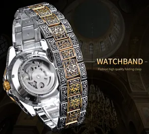 Detail des verzierten silber-goldenen gravierten Uhrenarmbands einer Herrenuhr.