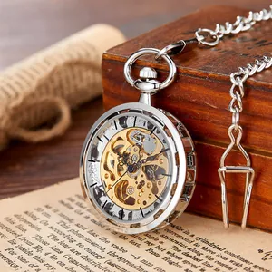 Nahaufnahme einer mechanischen Skelett-Taschenuhr in Silber mit goldenem Werk