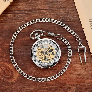 Detailansicht einer mechanischen Skelett-Taschenuhr im Vintage-Stil auf Holzgrund