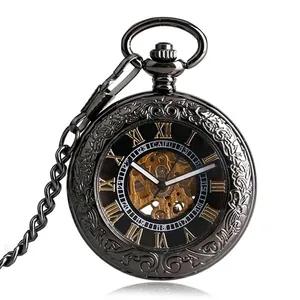 Detailansicht einer klassischen mechanischen Taschenuhr mit Skelettzifferblatt und Gravur