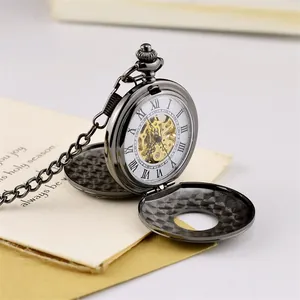 Dettaglio di orologio da taschino meccanico con ingranaggi dorati e numeri romani classici