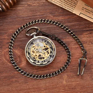 Nahaufnahme der komplizierten goldenen Zahnräder einer Vintage-Skelett-Taschenuhr