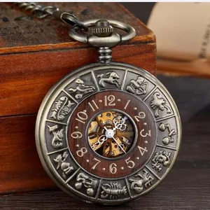 Nahaufnahme einer mechanischen Bronze-Taschenuhr mit Skelett-Zifferblatt und Tierkreiszeichen