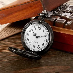 Close-up van een zwart vintage zakhorloge met open deksel op een houten achtergrond