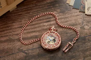 Roségoldene mechanische Taschenuhr mit Skelett-Design und Vintage-Gravur mit Kette