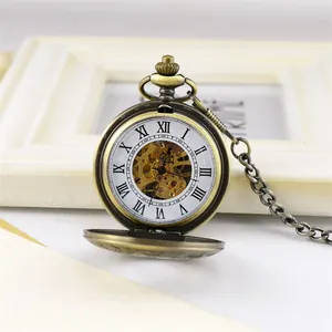 Vista macro dettagliata di un orologio da taschino vintage in bronzo con numeri romani e ingranaggi