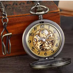 Nahaufnahme einer mechanischen Skelett-Taschenuhr aus Bronze mit sichtbaren Zahnrädern