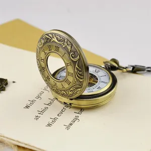Vista dettagliata di un orologio da taschino meccanico vintage in bronzo con numeri romani