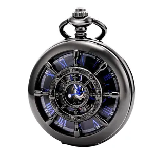 Nahaufnahme der mechanischen Taschenuhr mit Steuerrad und blauen römischen Ziffern