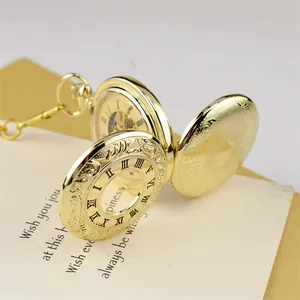 Primo piano di un orologio da taschino meccanico dorato con design a doppia apertura