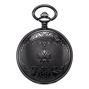Detailaufnahme einer schwarzen mechanischen Taschenuhr mit floraler Gravur und Fleur-de-Lis-Motiv