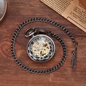 Nahaufnahme einer mechanischen Vintage-Taschenuhr mit sichtbarem Uhrwerk und Kette