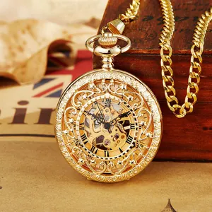 Antike goldene mechanische Taschenuhr mit Hohlmuster und Kette auf Vintage-Hintergrund