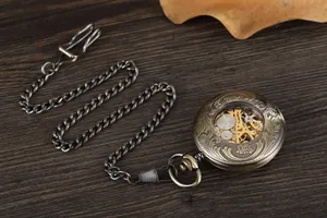 Detailansicht einer antiken mechanischen Taschenuhr mit Hohlmuster und feinen Gravuren