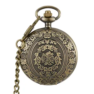 Detailopname van vintage bronzen zakhorloge met verfijnde bloemengravures.