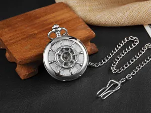 Antike mechanische Taschenuhr in Silber mit hohlem Ruderdesign und langer Metallkette