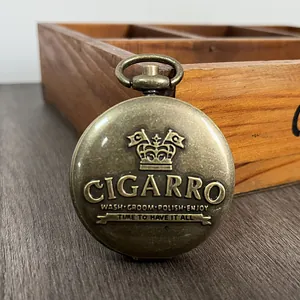 Gedetailleerde opname van een retro bronzen balsemdoosje in de stijl van een zakhorloge