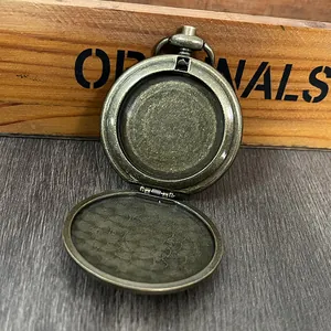 Detailopname van een vintage bronzen zakhorloge balsemdoos met getextureerd deksel