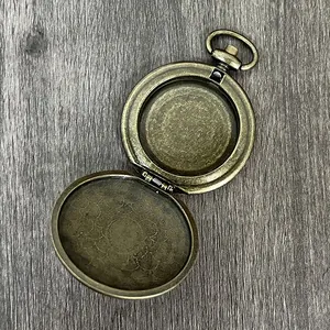 Binnenaanzicht van een vintage bronzen zakhorloge balsemdoos met spiraalpatronen