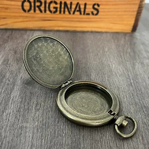 Open vintage bronzen zakhorloge balsemdoos met gedetailleerde spiraaltextuur