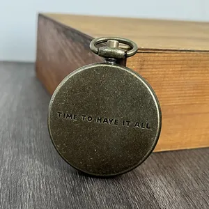 Detailopname van een vintage bronzen balsemdoosje in de vorm van een zakhorloge