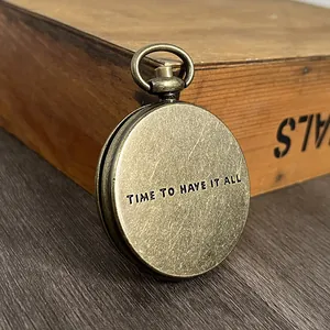 Detailopname van vintage bronzen balsemdoos met de 'TIME TO HAVE IT ALL' gravure