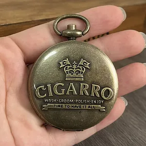 Gedetailleerde close-up van een vintage bronzen zakhorloge-balsemhouder met reliëf
