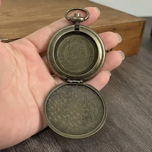 Close-up van vintage bronzen legering zakhorloge stijl balsem doos met spiraal textuur