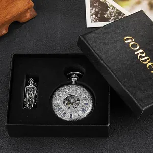 Vue détaillée d'une montre à gousset mécanique vintage en argent avec des chiffres romains dorés
