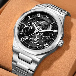 Λεπτομέρεια ασημί ανδρικού ρολογιού skeleton με ρωμαϊκούς αριθμούς και ατσάλινο μπρασελέ.