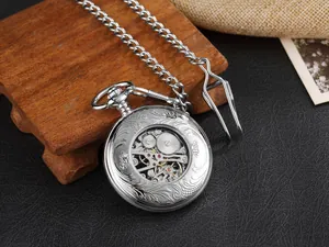 Mechanische Vintage-Taschenuhr in Silber mit hohlem, graviertem Gehäuse und Skelettwerk