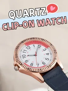 Detailopname van het roségouden quartz clip-on horloge met blauwe leren band