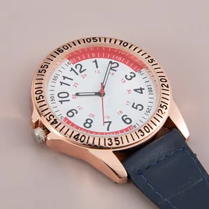 Detailweergave van roségouden horloge met witte wijzerplaat en blauwe horlogeband