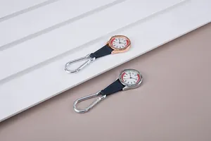 Set van twee karabijnhaak verpleegkundige horloges met lederen bandjes en duidelijke cijfers