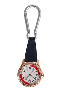 Volledig verticaal aanzicht van karabijnhorloge met roségouden kast en lederen riem.