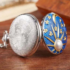 Vintage quartz zakhorloge met blauwe ster maan hars deksel en parelmoer inleg decoratie.
