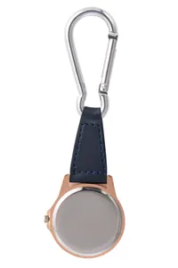 Gedetailleerd achteraanzicht van een compact karabijnhorloge met blauwe leren band