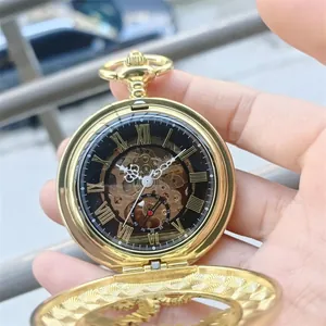 Gedetailleerd overzicht van een gouden mechanisch zakhorloge met een skeletuurwerk