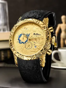 Gedetailleerd aanzicht van BIDEN herenhorloge met gouden 3D-draakreliëf en zwarte rubberen band