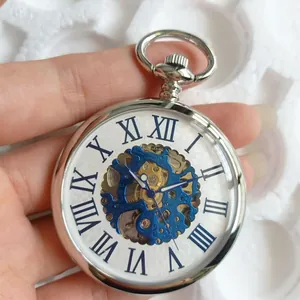 Vista dettagliata di un orologio da taschino meccanico scheletrato in argento con ingranaggi blu