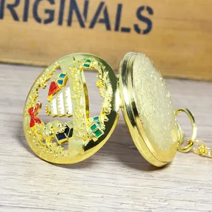 Gedetailleerd gouden quartz zakhorloge met een opengewerkt Happy Birthday ontwerp