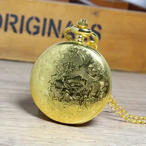 Gedetailleerde close-up van een vintage goudkleurig zakhorloge met bloemgravure.