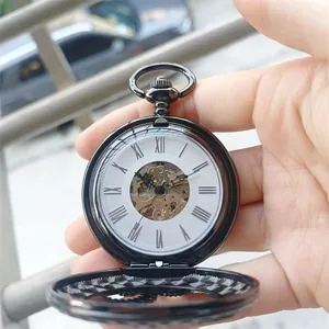 Vintage zwarte mechanische skeletzakhorloge met Romeinse cijferwijzerplaat en tandwieldetails.