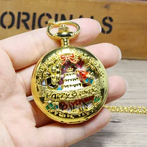 Detailopname van een gouden quartz zakhorloge met Happy Birthday thema en taart