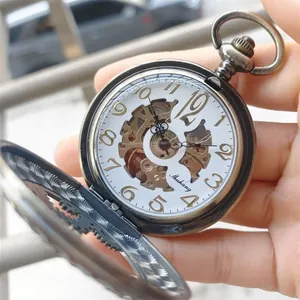 Gedetailleerde close-up van vintage mechanisch zakhorloge met gouden tandwielen