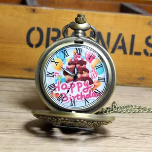 Vintage bronzen quartz zakhorloge met Happy Birthday wijzerplaat detailweergave.