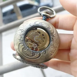 Gedetailleerd aanzicht van een mechanisch skelet zakhorloge met zichtbaar uurwerk