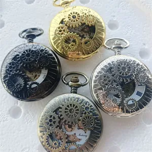 Gedetailleerde weergave van vier vintage mechanische zakhorloges met holle tandwielen.
