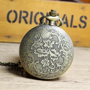 Detailopname van het bladpatroon op een vintage bronzen quartz zakhorloge met gravure